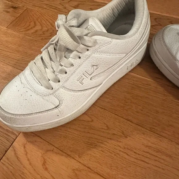 Fila Classic White Sneakers - Picture 2 of 3